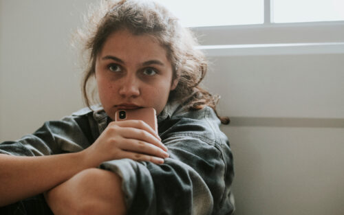 Réseaux sociaux pour les moins de 15 ans : interdire ou réguler ?